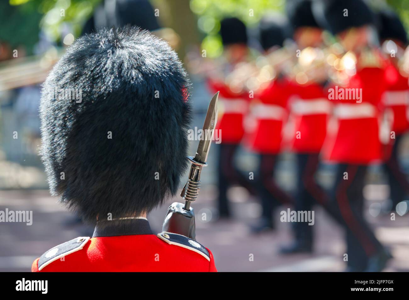 Ein Wachmann des Straßenliners bei Trooping the Color, Colonel’s Review in der Mall, London, England, Großbritannien, am Samstag, den 28. Mai 2022. Stockfoto