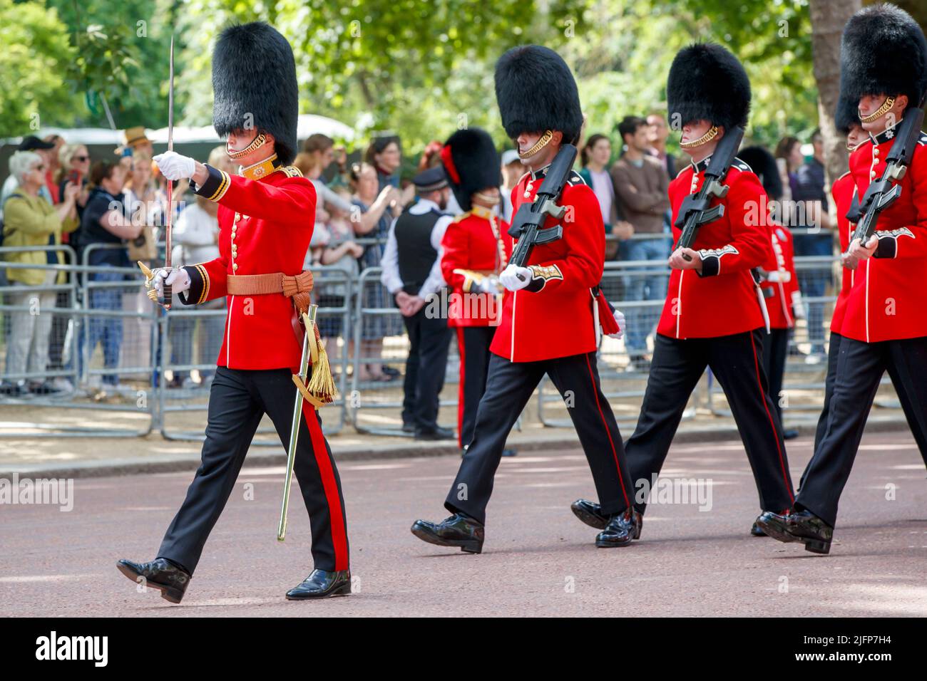 Leutnant leitet die Coldstream Guards bei Trooping the Color, Colonel’s Review in der Mall, London, England, Großbritannien, am Samstag, den 28. Mai 2022 Stockfoto