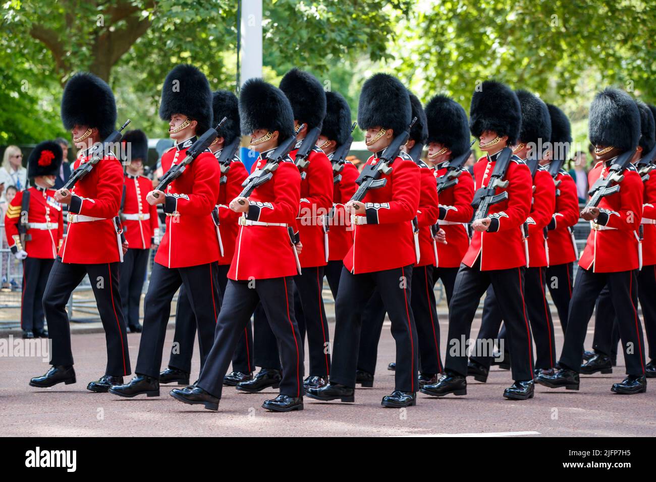 Scots Guards at Trooping the Color, Colonel’s Review in the Mall, London, England, Vereinigtes Königreich am Samstag, 28. Mai 2022. Stockfoto