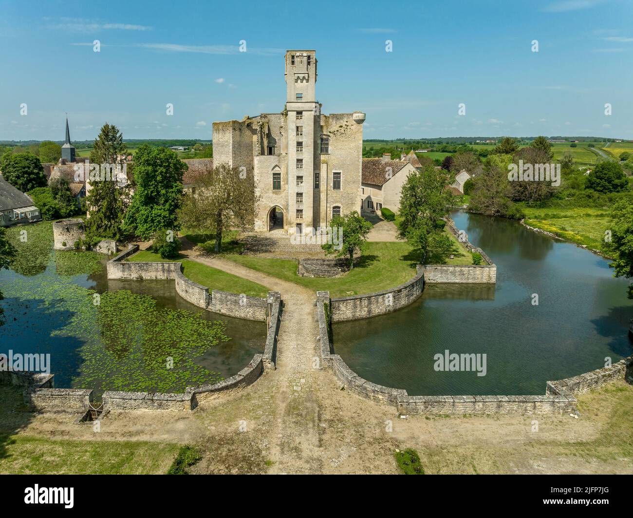 Luftaufnahme des Schlosses Sagonne in Frankreich mit innerem Komplex, umgeben von einer Außenwand, verstärkt durch kreisförmige Türme, mit Wasser gefüllter Graben Stockfoto