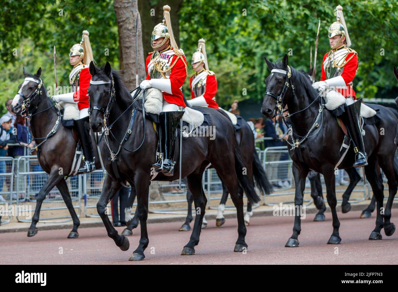 Sovereign’s Eskorte bei Trooping the Color, Colonel’s Review in the Mall, London, England, Großbritannien am Samstag, 28. Mai 2022. Stockfoto