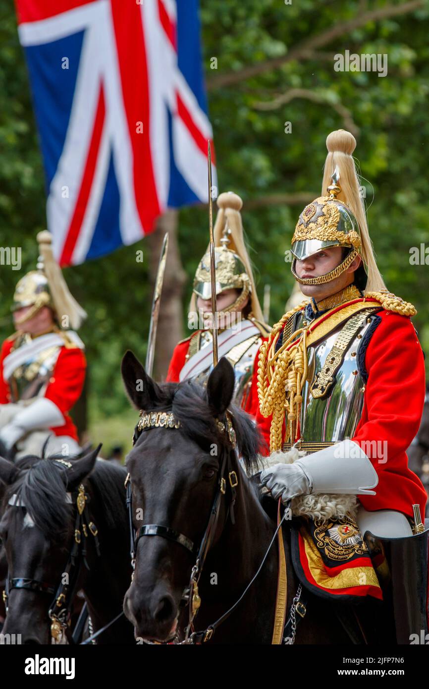 Sovereign’s Eskorte bei Trooping the Color, Colonel’s Review in the Mall, London, England, Großbritannien am Samstag, 28. Mai 2022. Stockfoto