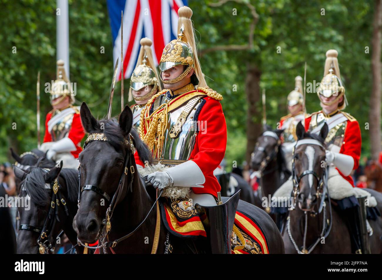 Sovereign’s Eskorte bei Trooping the Color, Colonel’s Review in the Mall, London, England, Großbritannien am Samstag, 28. Mai 2022. Stockfoto