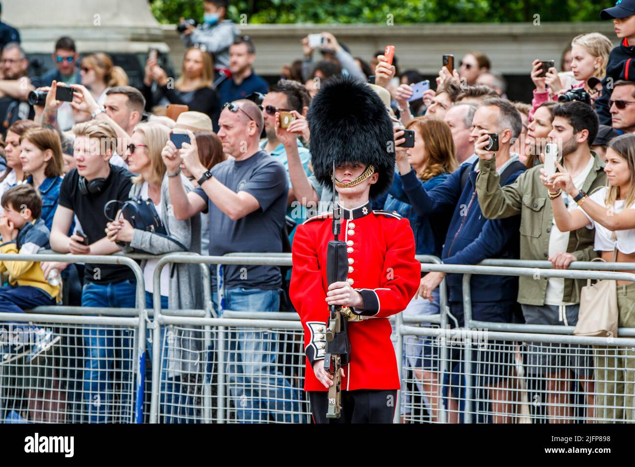 Street Liner Coldstream Guardsman präsentiert am Samstag, den Mai, Waffen bei Trooping the Color, Colonel’s Review in der Mall, London, England, Großbritannien Stockfoto