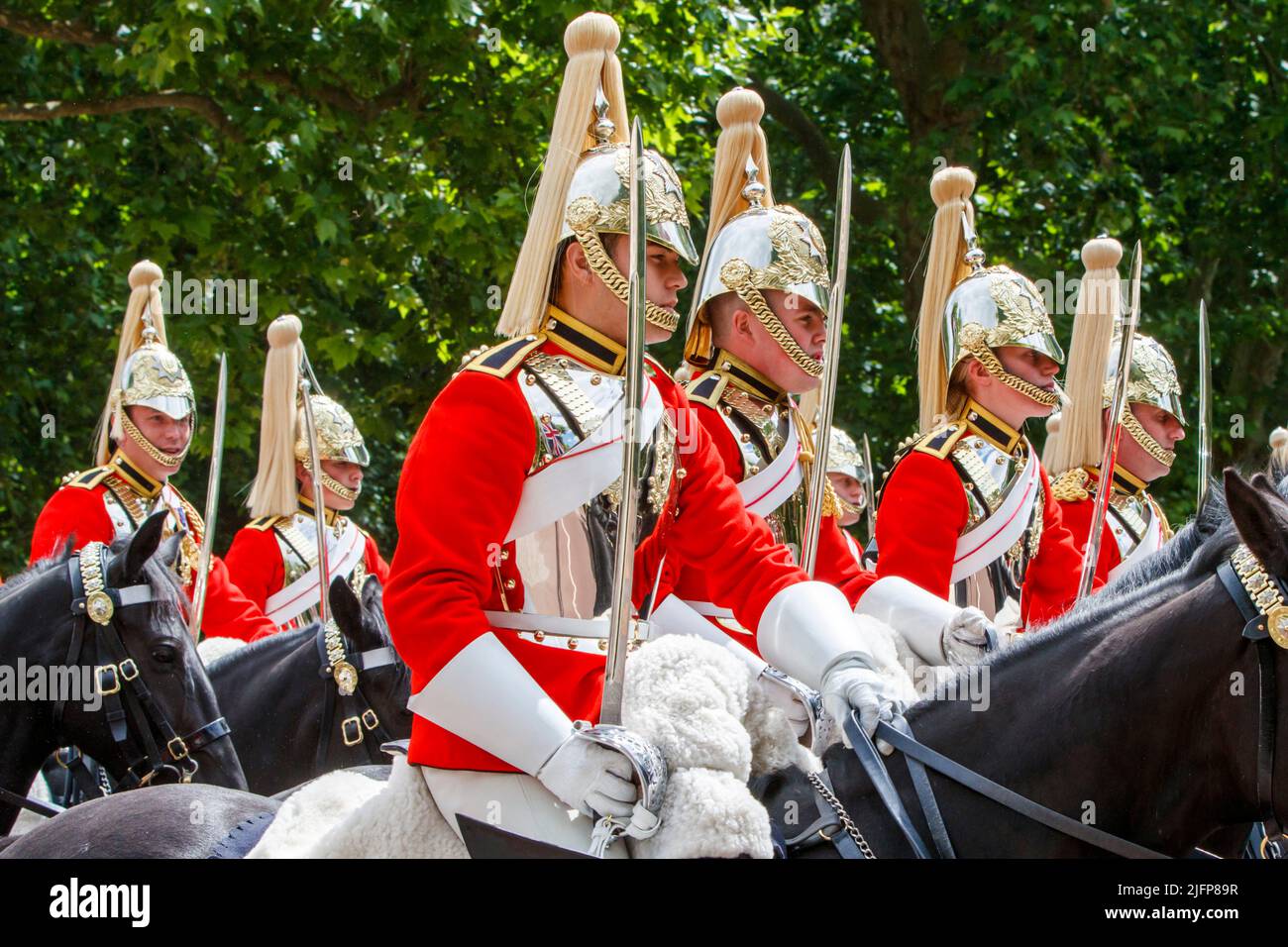 Sovereign’s Eskorte bei Trooping the Color, Colonel’s Review in the Mall, London, England, Großbritannien am Samstag, 28. Mai 2022. Stockfoto