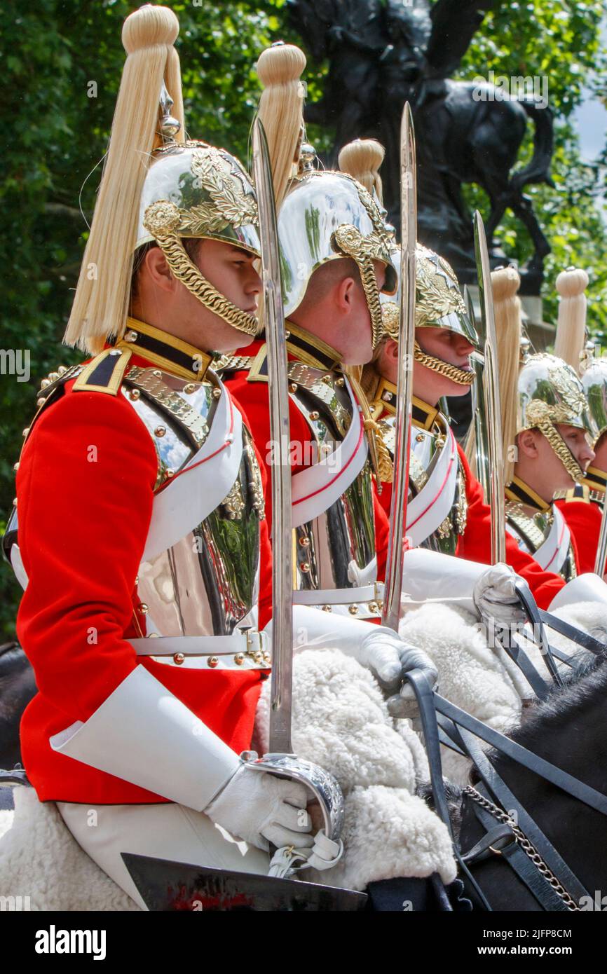 Sovereign’s Eskorte bei Trooping the Color, Colonel’s Review in the Mall, London, England, Großbritannien am Samstag, 28. Mai 2022. Stockfoto