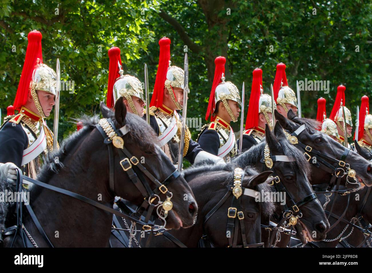 Sovereign’s Eskorte bei Trooping the Color, Colonel’s Review in the Mall, London, England, Großbritannien am Samstag, 28. Mai 2022. Stockfoto