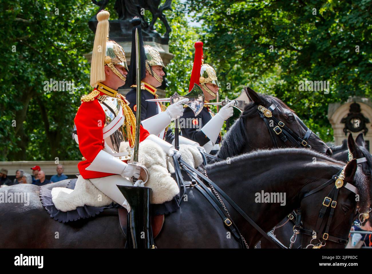 Sovereign’s Eskorte bei Trooping the Color, Colonel’s Review in the Mall, London, England, Großbritannien am Samstag, 28. Mai 2022. Stockfoto