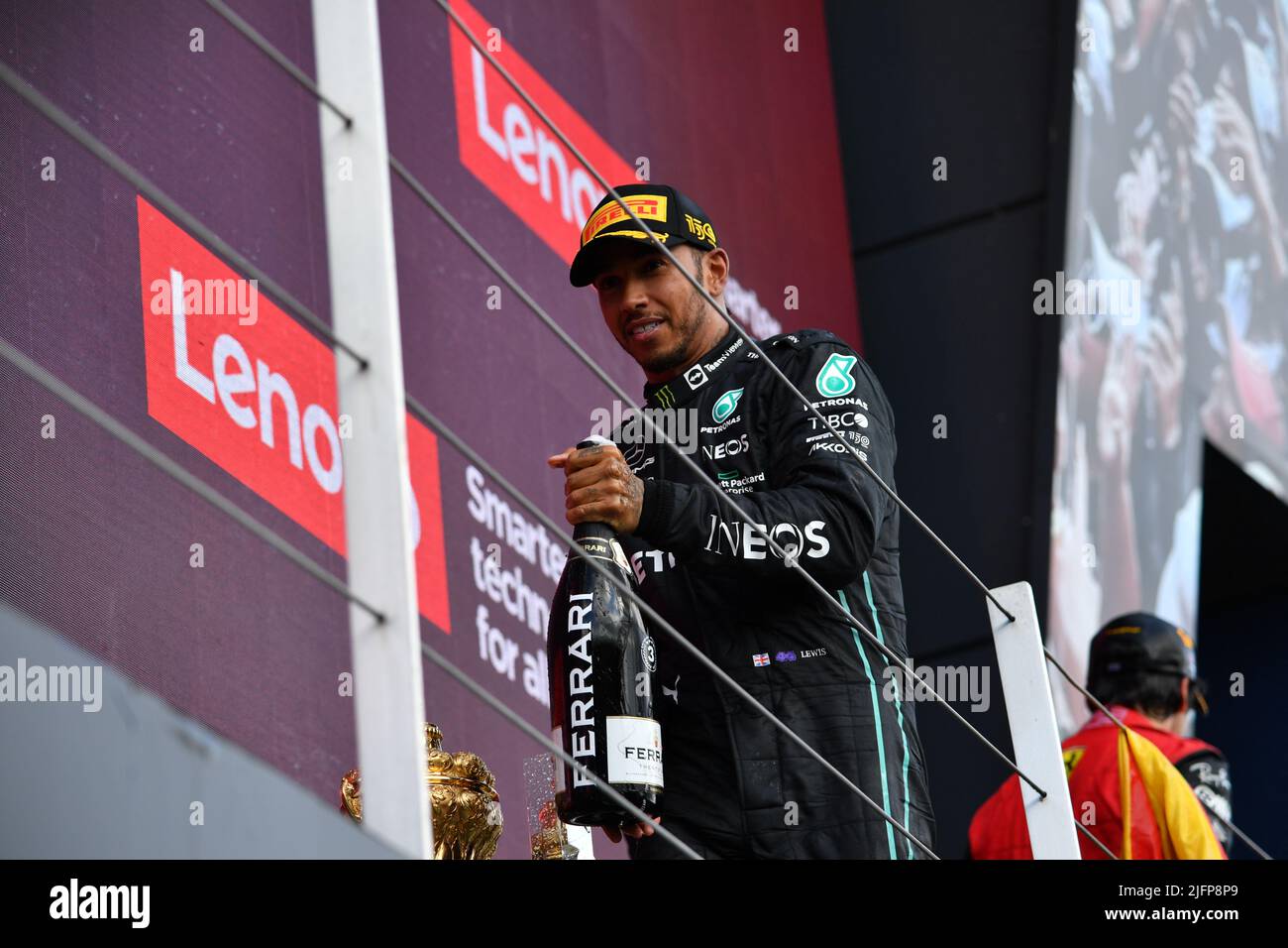 Silverstone, Großbritannien. 03.. Juli 2022. SILVERSTONE, England, 02. JULI 2022; 3. Platz für #44, Lewis HAMILTON, GBR, Mercedes AMG F1 Team, Silverstone Rennbahn - Formel 1 Grosser Preis von England, 02. JULI 2022 - gebührenpflichtige Bilder, Fotos und Copyright © Anthony STANLEY/ATP images (STANLEY Anthony/ATP/SPP) Credit: SPP Sport Press Photo. /Alamy Live News Stockfoto