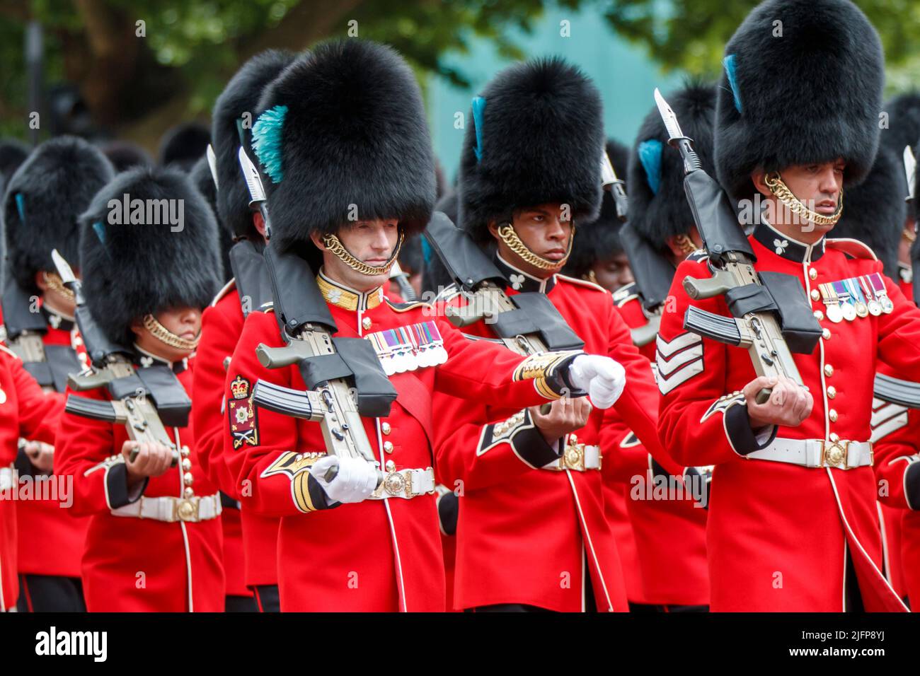 Irish Guards at Trooping the Color, Colonel’s Review in the Mall, London, England, Vereinigtes Königreich am Samstag, 28. Mai 2022. Stockfoto