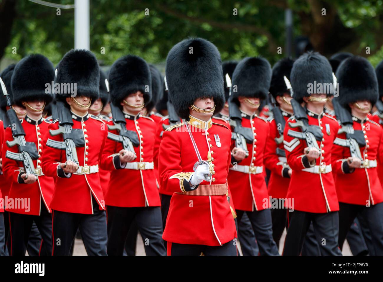 Major Thompson leitet die Grenadier Guards bei Trooping the Color, Colonels Review in der Mall, London, England, Vereinigtes Königreich Stockfoto
