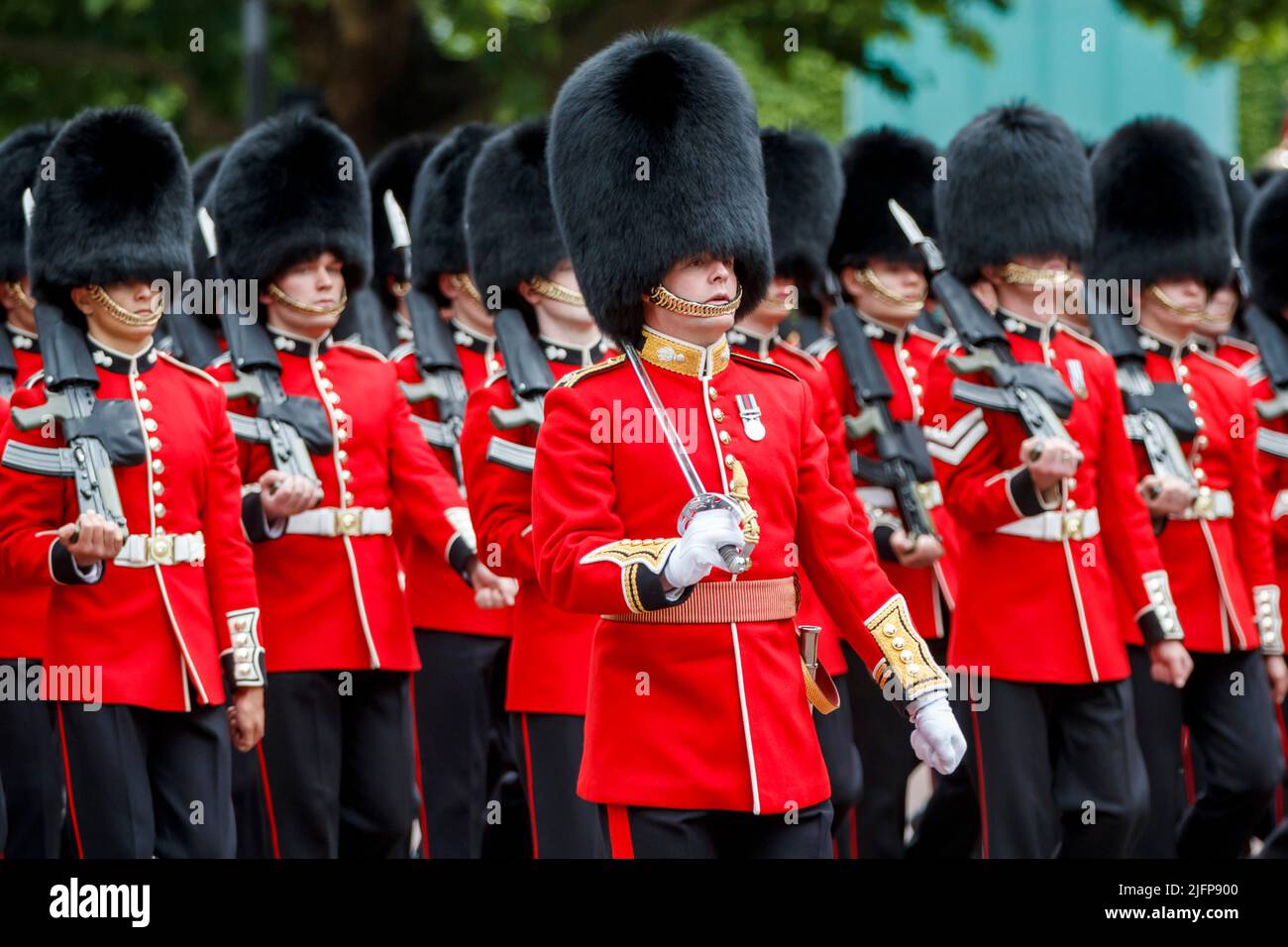 Major Thompson leitet die Grenadier Guards bei Trooping the Color, Colonels Review in der Mall, London, England, Vereinigtes Königreich Stockfoto