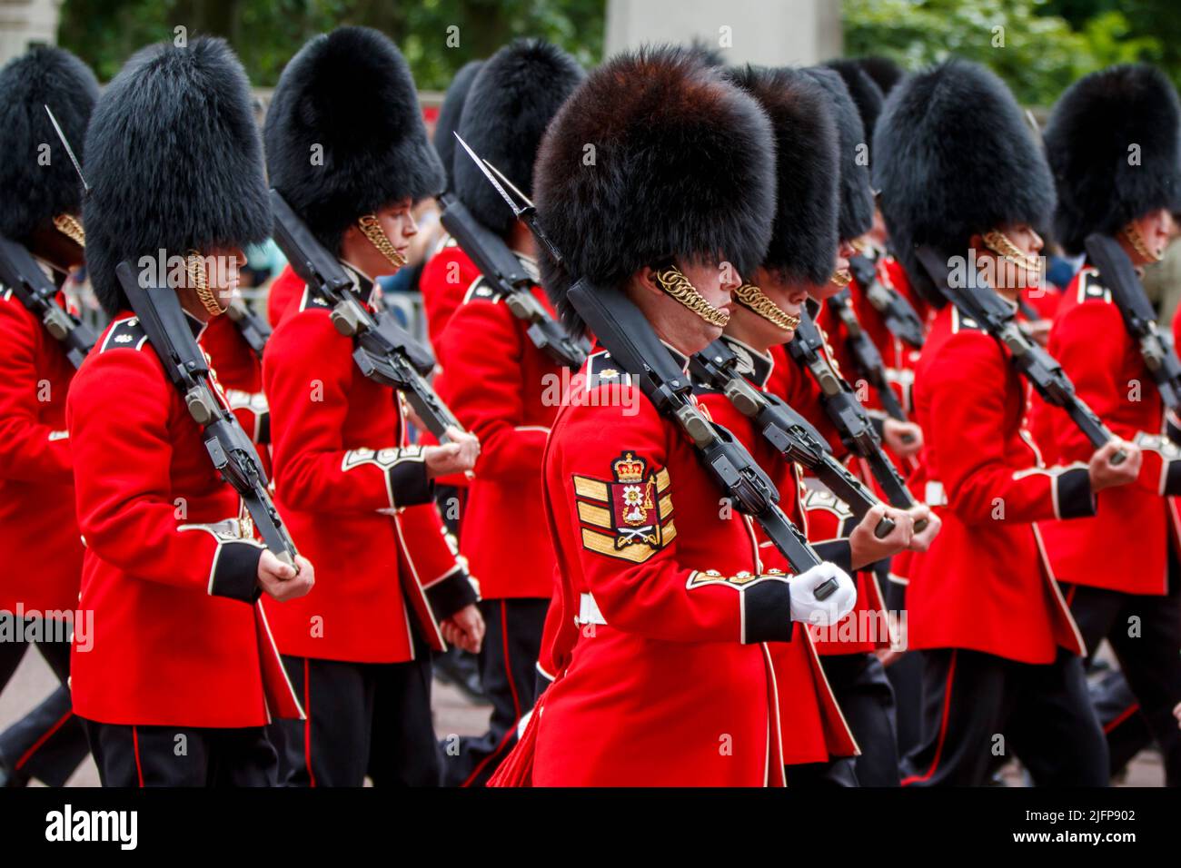 Scots Guards at Trooping the Color, Colonel’s Review in the Mall, London, England, Vereinigtes Königreich am Samstag, 28. Mai 2022. Stockfoto