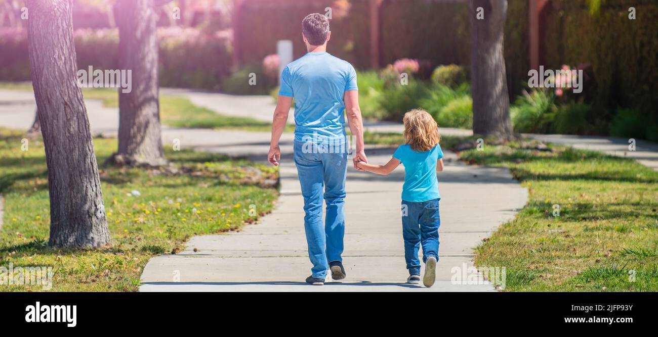 Banner von Vater und Sohn gehen in Park-Rückansicht. Familienwert. Kindheit und Elternschaft. Stockfoto