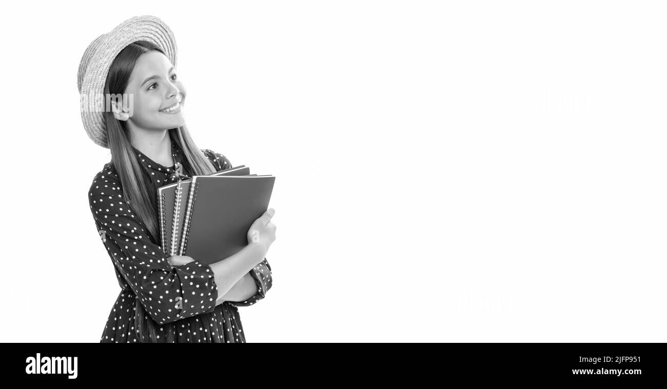 Fröhliches Kind in Strohhut halten Schulnotizbuch für das Studium isoliert auf weiß, zurück zur Schule Stockfoto