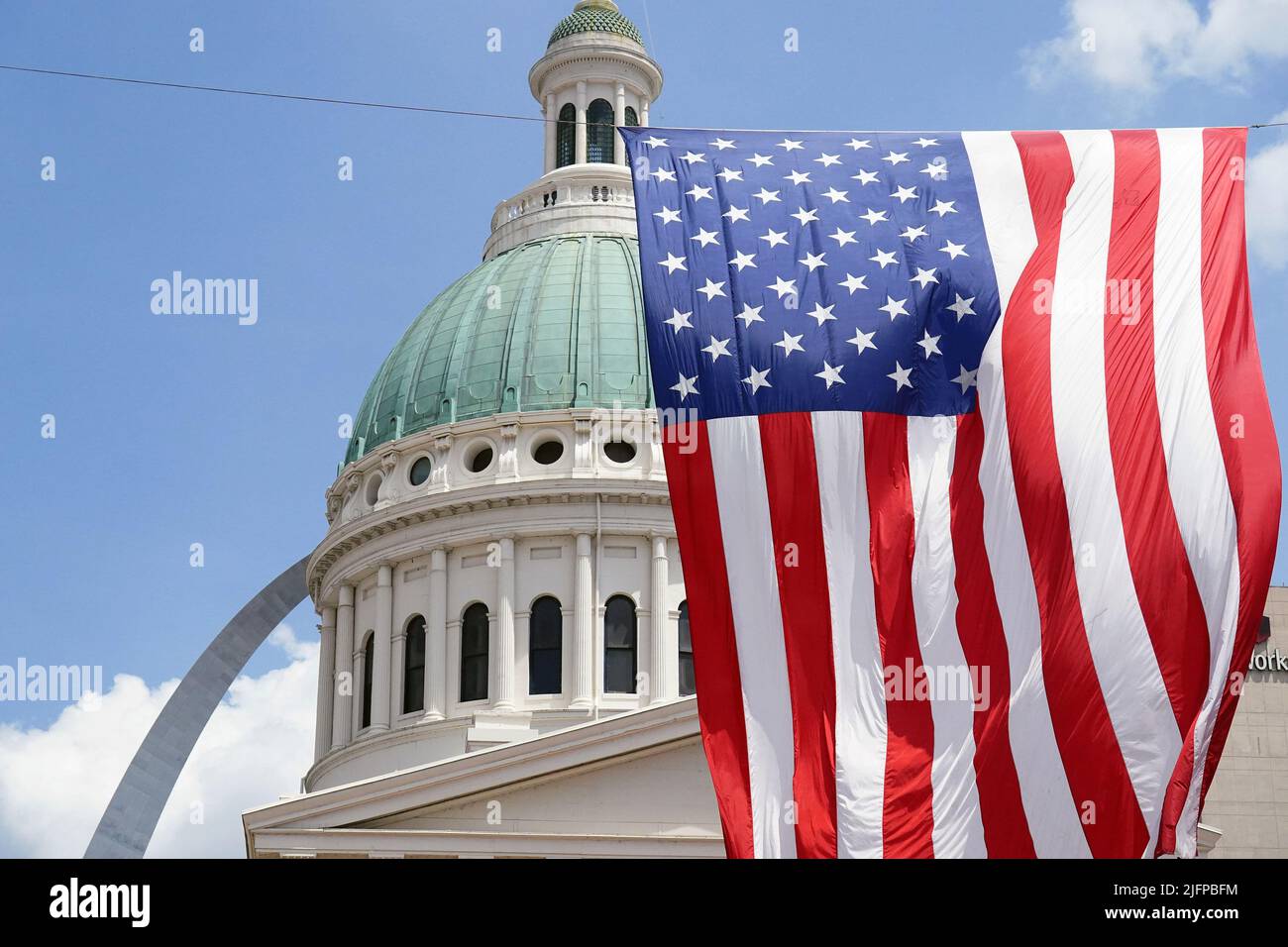St. Louis, Usa. 04.. Juli 2022. Am 2. Tag der Messe St. Louis in St. Louis am Montag, den 4. Juli 2022, fliegt eine große Garnisonsfahne in der Nähe des Alten Gerichtsgebäudes mit dem Gateway Arch dahinter. Foto von Bill Greenblatt/UPI Credit: UPI/Alamy Live News Stockfoto