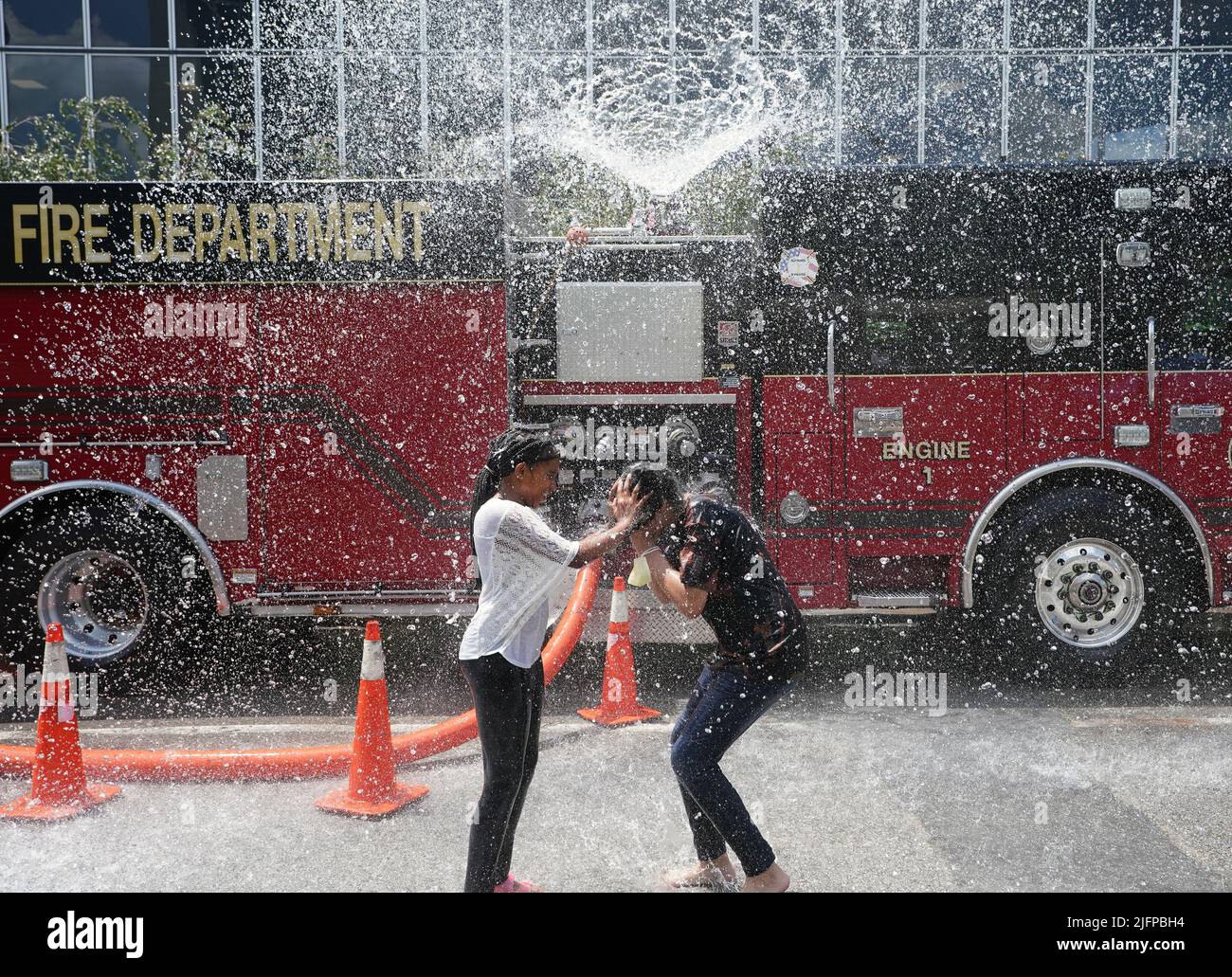 St. Louis, Usa. 04.. Juli 2022. Kinder versuchen, die 98 Grad Hitze zu schlagen, indem sie am 2. Tag der Messe St. Louis in St. Louis am Montag, dem 4. Juli 2022, durch einen Wasserspray der Feuerwehr St. Louis laufen. Foto von Bill Greenblatt/UPI Credit: UPI/Alamy Live News Stockfoto