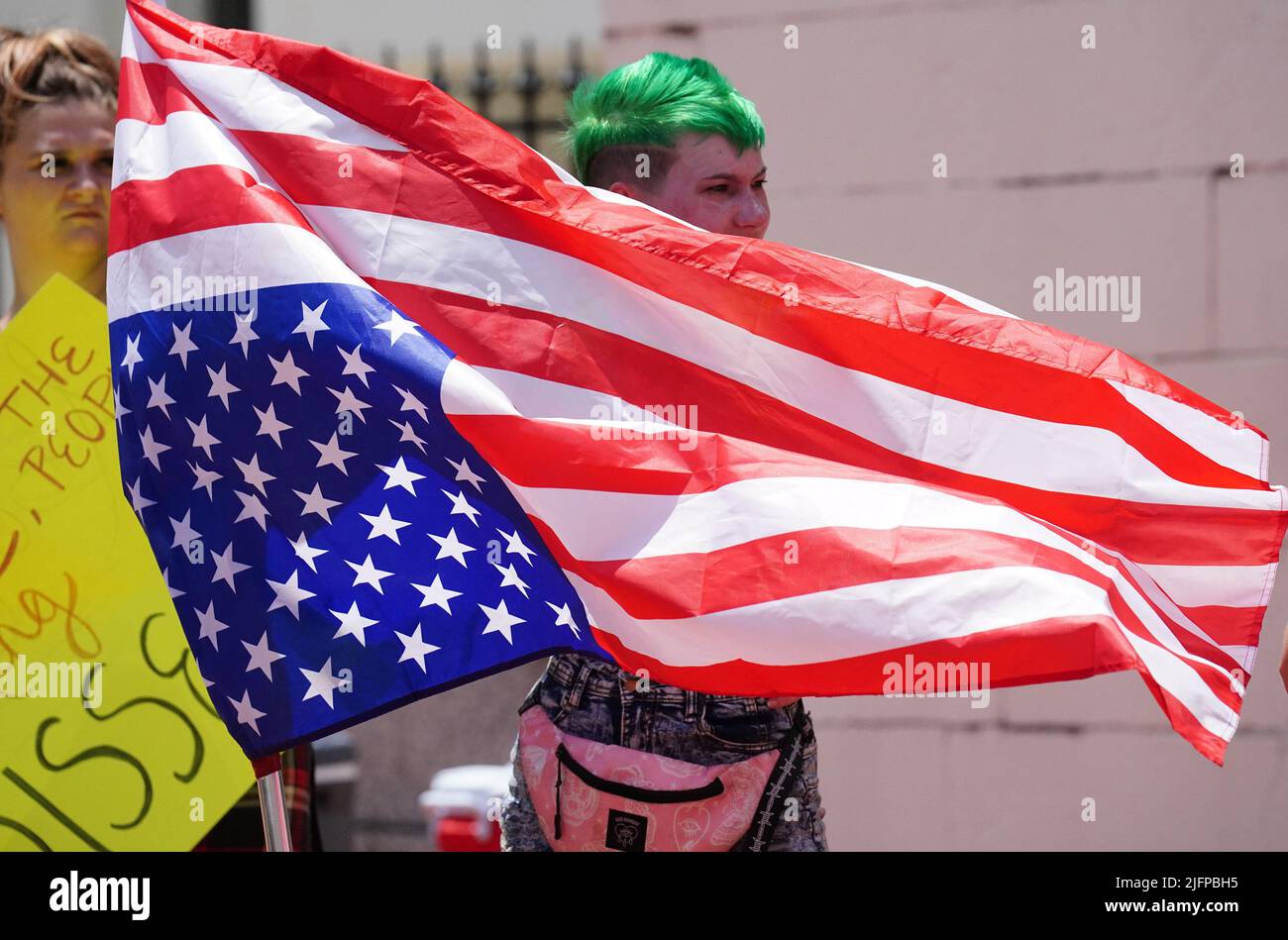St. Louis, Usa. 04.. Juli 2022. Ein Protestler mit grünem Haar hält eine amerikanische Flagge auf dem Kopf, die von den Besuchern der Fair St. Louis in St. Louis am Montag, dem 4. Juli 2022, gesehen werden kann. Fast 200 Demonstranten widersetzten sich dem jüngsten Urteil des Obersten Gerichtshofs zu Roe vs. Wade stand vor dem Alten Gerichtsgebäude und sagte ihre Meinung. Foto von Bill Greenblatt/UPI Credit: UPI/Alamy Live News Stockfoto