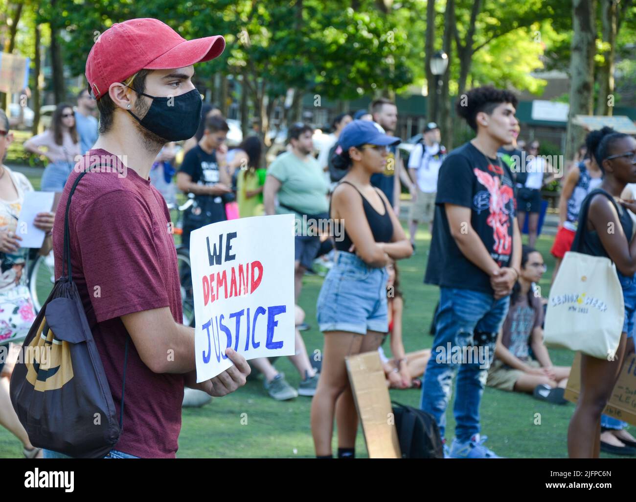 Ein männlicher Teilnehmer hält am 4. Juli 2022 ein Schild am Cadman Plaza in Brooklyn, um Gerechtigkeit für Abtreibungsrechte zu fordern. Stockfoto