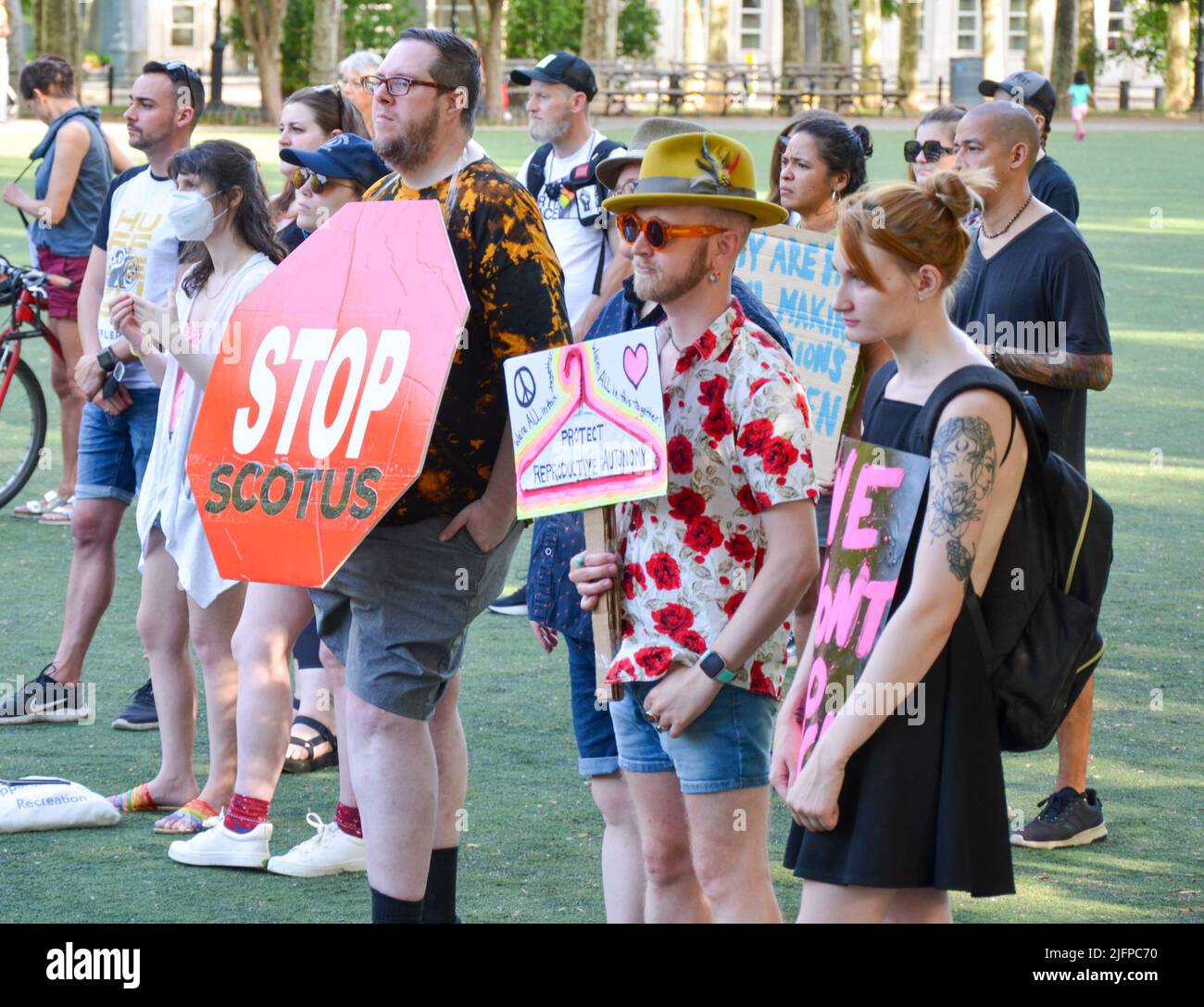 Eine Gruppe von Demonstranten hält am 4. Juli 2022 am Cadman Plaza in Brooklyn, New York City, für Abtreibungen Zeichen, um Gerechtigkeit zu fordern. Stockfoto