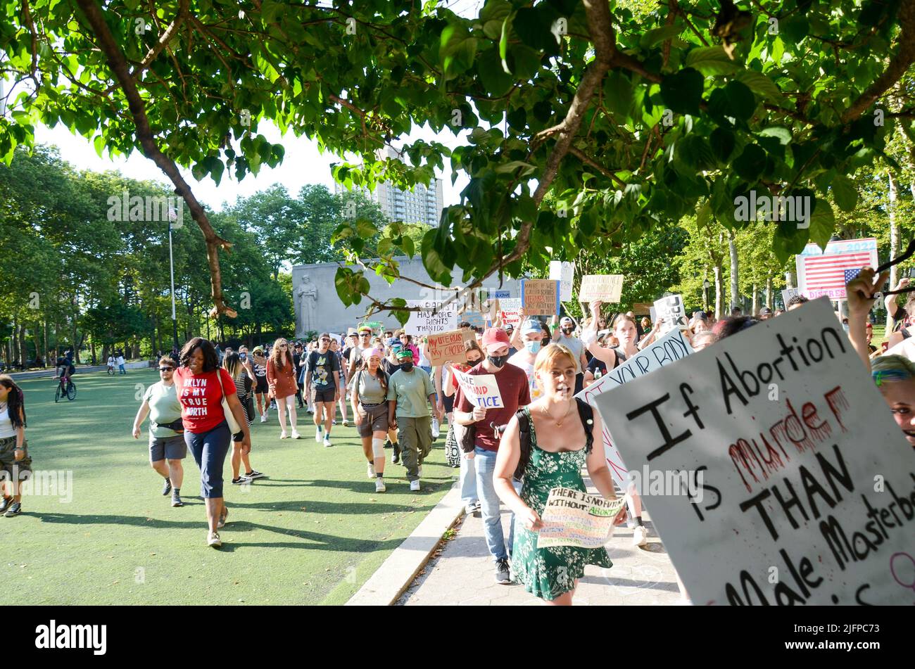 Verschiedene Aktivistengruppen versammelten sich am Cadman Plaza und marschierten über die Brooklyn Bridge in New York City, um Gerechtigkeit für Abtreibung, Umwelt und Schwarz zu fordern Stockfoto