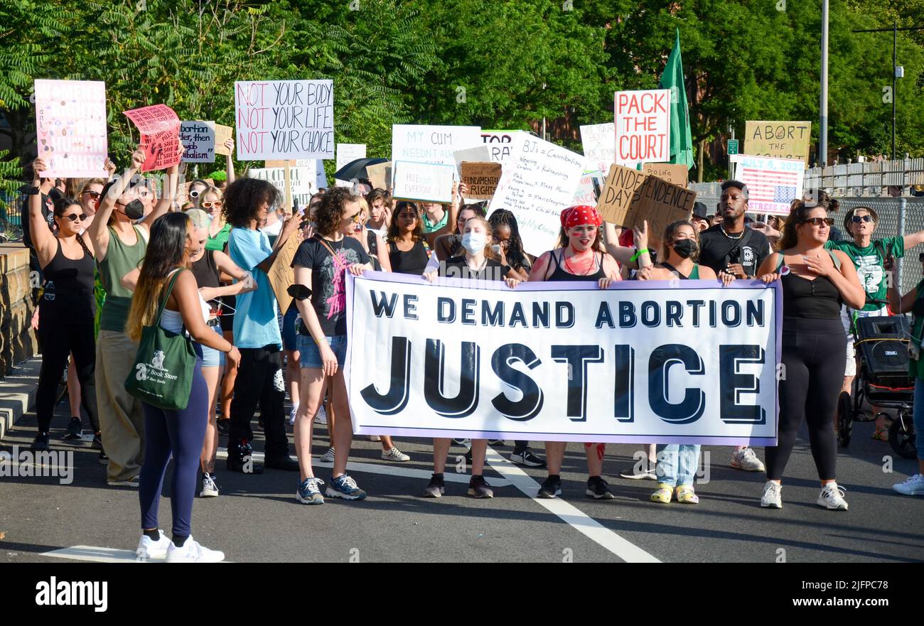 Vor dem Marsch über die Brooklyn Bridge in New York City, um Gerechtigkeit für Abtreibung am 4. Juli 2022 zu fordern, halten die Teilnehmer ein Banner für Abtreibungen in Händen. Stockfoto