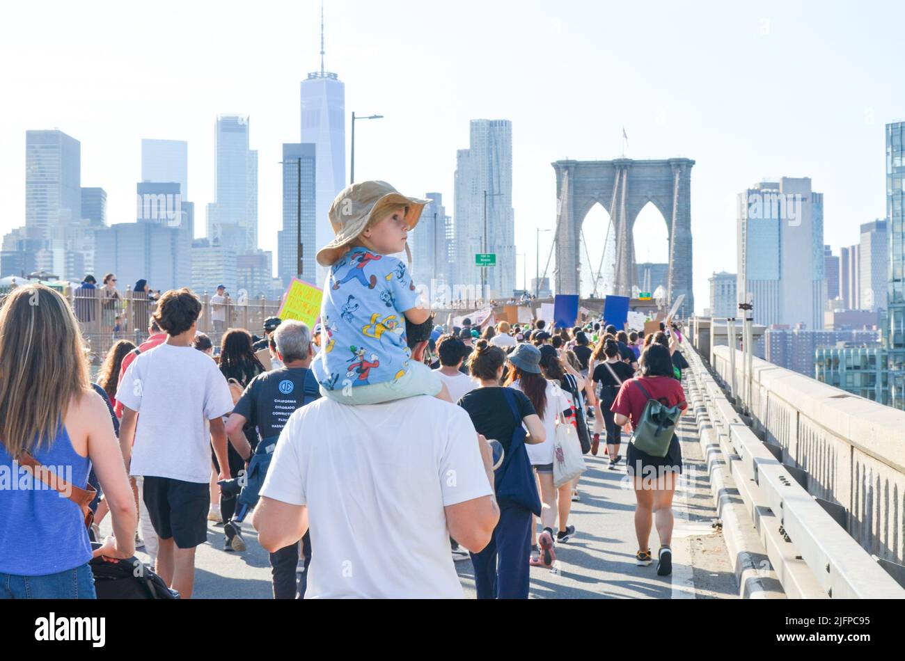 Hunderte halten am 4. Juli 2022 Zeichen, während sie über die Brooklyn Bridge, New York City, marschieren, um Gerechtigkeit für Abtreibung und andere soziale Probleme zu fordern. Stockfoto