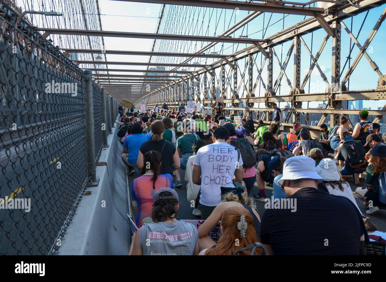 Verschiedene Aktivistengruppen versammelten sich am Cadman Plaza und marschierten über die Brooklyn Bridge in New York City, um Gerechtigkeit für Abtreibung, Umwelt und Schwarz zu fordern Stockfoto