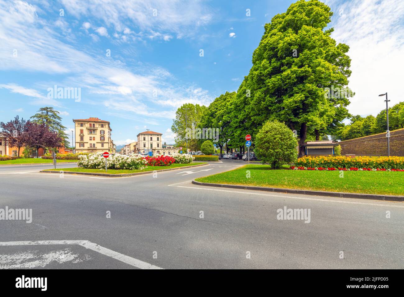 Außerhalb der mittelalterlichen Stadtmauern von Porto Santa Maria, einem Haupteingang der mittelalterlichen Stadt Lucca, Italien, in der Toskana. Stockfoto