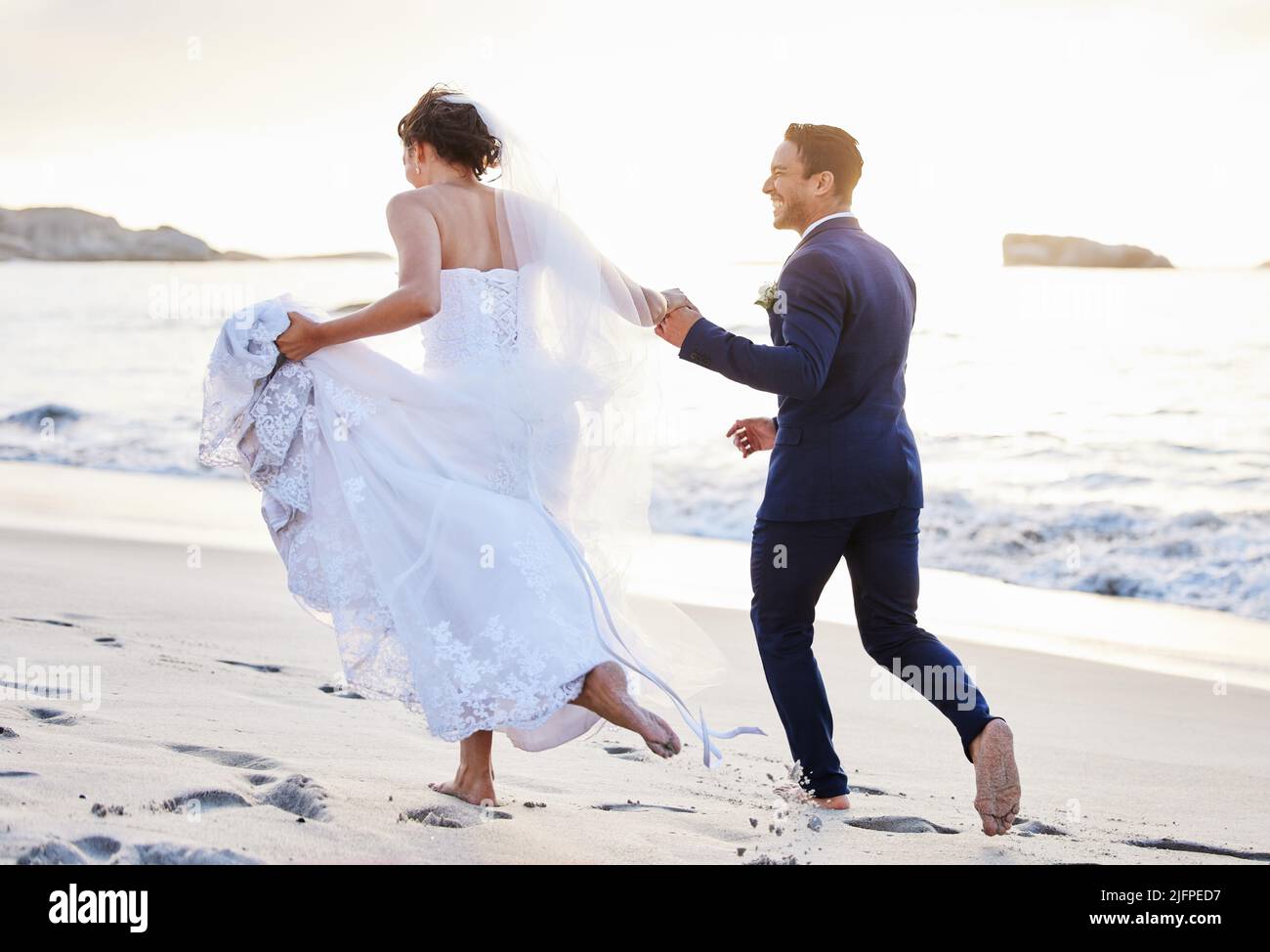 Ich freue mich auf jahrelange Abenteuer an deiner Seite. Aufnahme eines jungen Paares am Strand an ihrem Hochzeitstag. Stockfoto