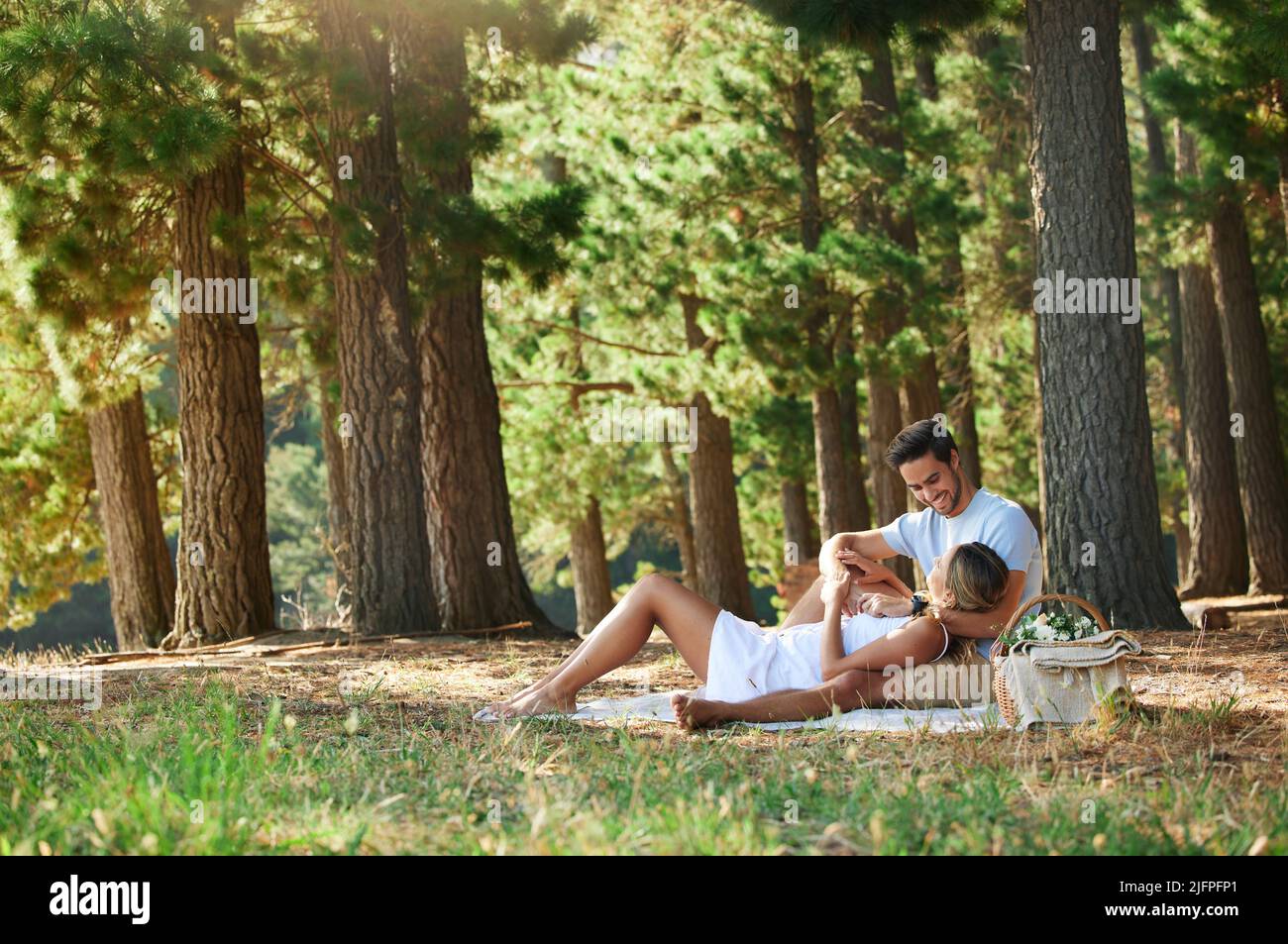 Ein Picknick im Wald stellt alles wieder her. Aufnahme eines jungen Paares, das im Wald ein Picknick gemacht hat. Stockfoto