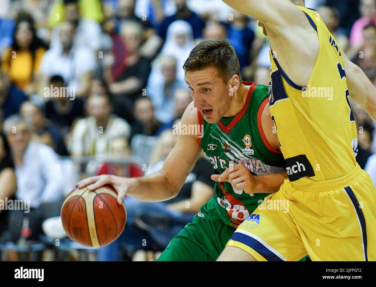 Sarajevo, Bosnien und Herzegowina. 4.. Juli 2022. Dimitar Dimitrov (L) aus Bulgarien steht am 4. Juli 2022 mit Emir Sulejmanovic aus Bosnien und Herzegowina während des 1.-Runden-Spiels der Gruppe F bei der FIBA-WM-Europameisterschaft zwischen Bosnien und Herzegowina und Bulgarien in Sarajevo, Bosnien und Herzegowina, auf dem Spiel. Quelle: Nedim Grabovica/Xinhua/Alamy Live News Stockfoto