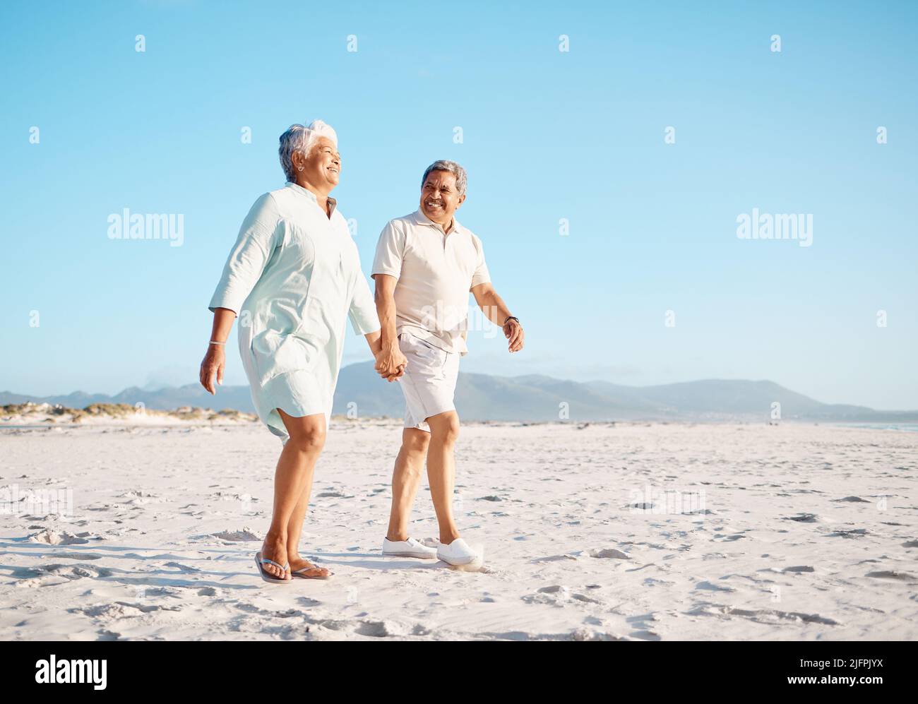 Genießen Sie unsere gemeinsame Freizeit. Aufnahme eines reifen Paares, das Zeit zusammen am Strand verbringt. Stockfoto
