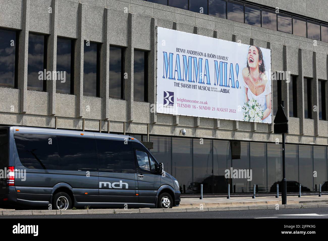 Brighton, Großbritannien. 02.. Juli 2022. „Mamma Mia“-Werbespot, der vor dem Brighton Center angezeigt wird. Das Musical wird vom 16. Bis 21. August 2022 im Brighton Center auftreten. Kredit: SOPA Images Limited/Alamy Live Nachrichten Stockfoto