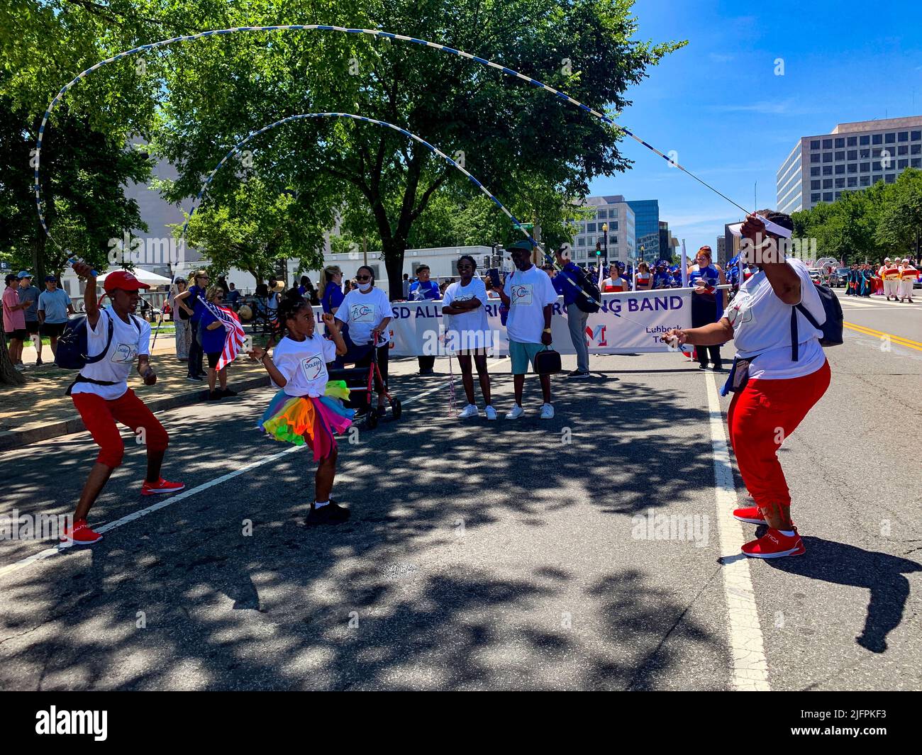 Washington, District of Columbia, USA: Am 4. Juli 2022, als sie an der Reihe waren, um in der Parade zum Nationalen Unabhängigkeitstag zu beginnen, praktizierten Mitglieder der DC Retro Jumpers ihre Double Dutch Jump Seile. (Bild: © Sue Dorfman/ZUMA Press Wire) Stockfoto