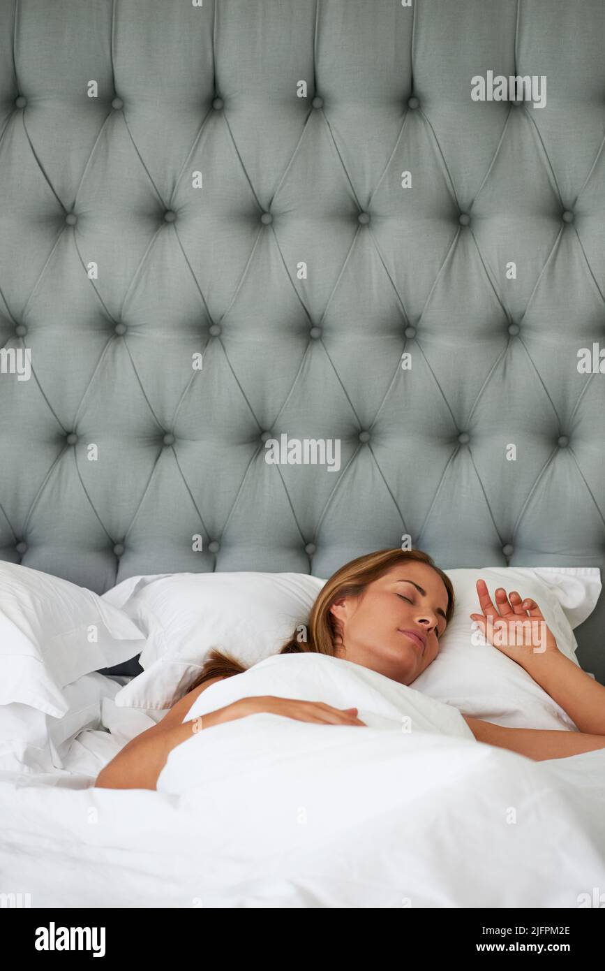 Unterschätzen Sie nicht den Wert des Nichtstuns. Aufnahme einer Frau, die zu Hause im Bett schläft. Stockfoto