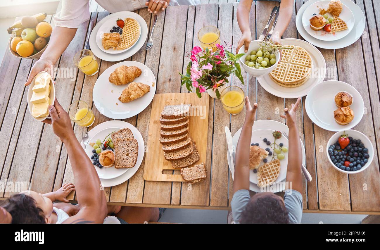 Essen und Familie. Aufnahme einer nicht erkennbaren Familie, die zu Hause zu Mittag gegessen hat. Stockfoto
