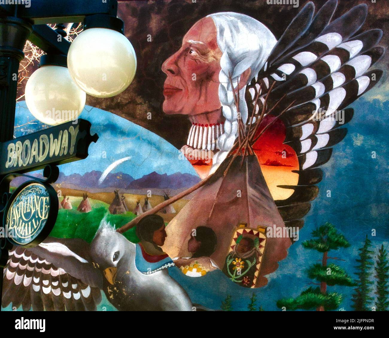 Gegenüberstellung von Calgary Historical Mural und Modern Street Lamp Stockfoto