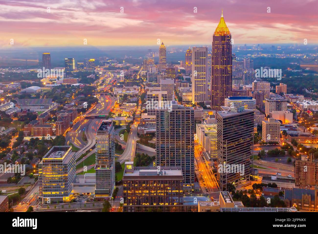 Downtown Atlanta im Zentrum Skyline Stadtbild der USA in der Dämmerung Stockfoto