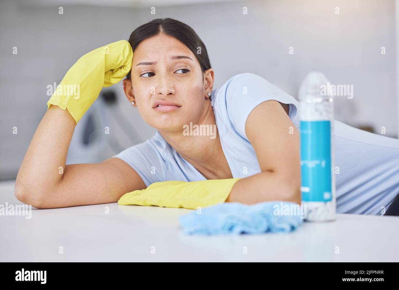 Muss ich. Aufnahme einer jungen Frau, die bei der Hausarbeit unglücklich ausseht. Stockfoto