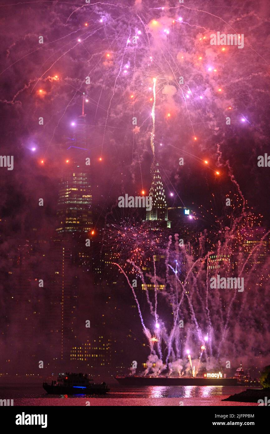 Das Feuerwerk des Macy am 4. Juli leuchtet den Himmel über Midtown Manhattan und dem Chrysler Building, vom Greenpoint Landing Espl aus gesehen Stockfoto