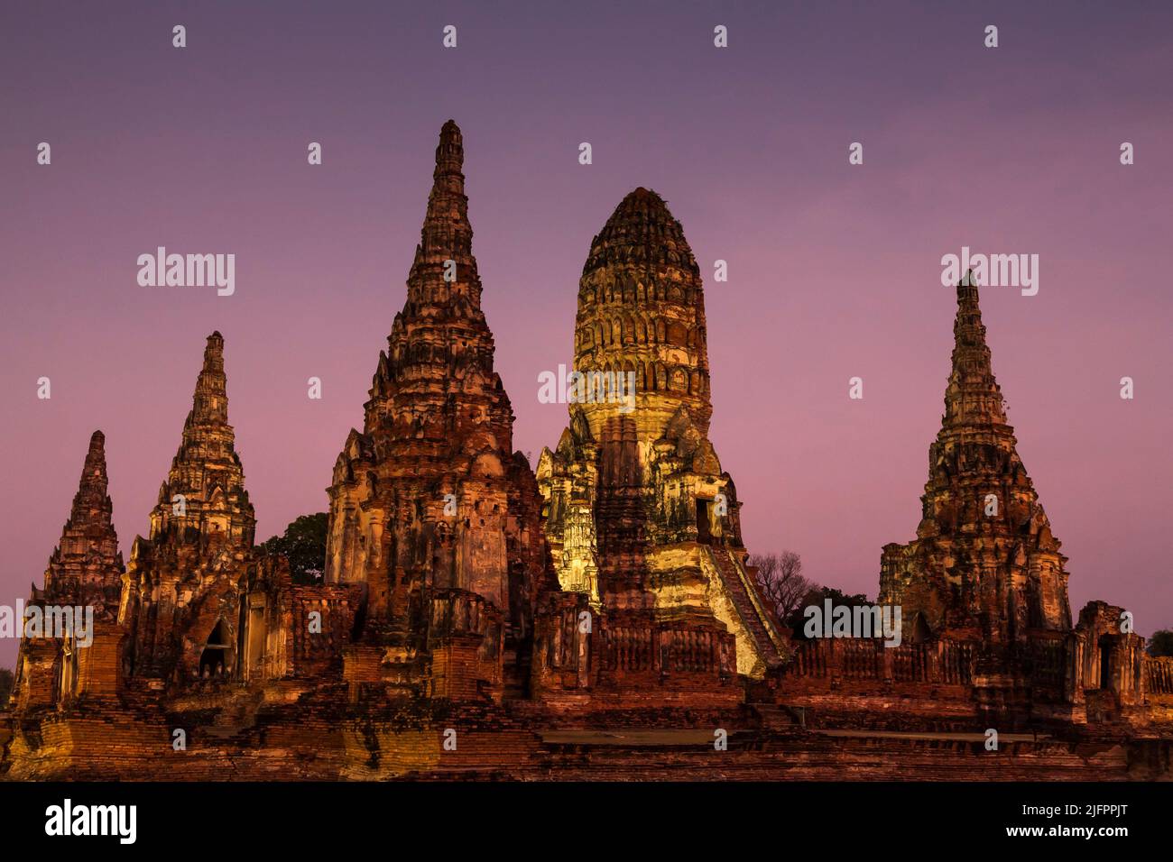 Autthaya Historical Park, Wat Chaiwatthanaram (Chai Wattanaram), Beleuchtung am Abend, Ayutthaya, Thailand, Südostasien, Asien Stockfoto