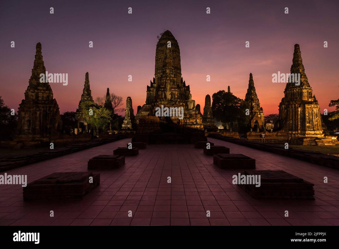 Autthaya Historical Park, Wat Chaiwatthanaram (Chai Wattanaram), Beleuchtung am Abend, Ayutthaya, Thailand, Südostasien, Asien Stockfoto