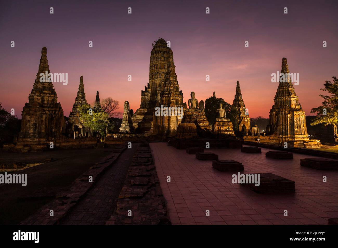 Autthaya Historical Park, Wat Chaiwatthanaram (Chai Wattanaram), Beleuchtung am Abend, Ayutthaya, Thailand, Südostasien, Asien Stockfoto