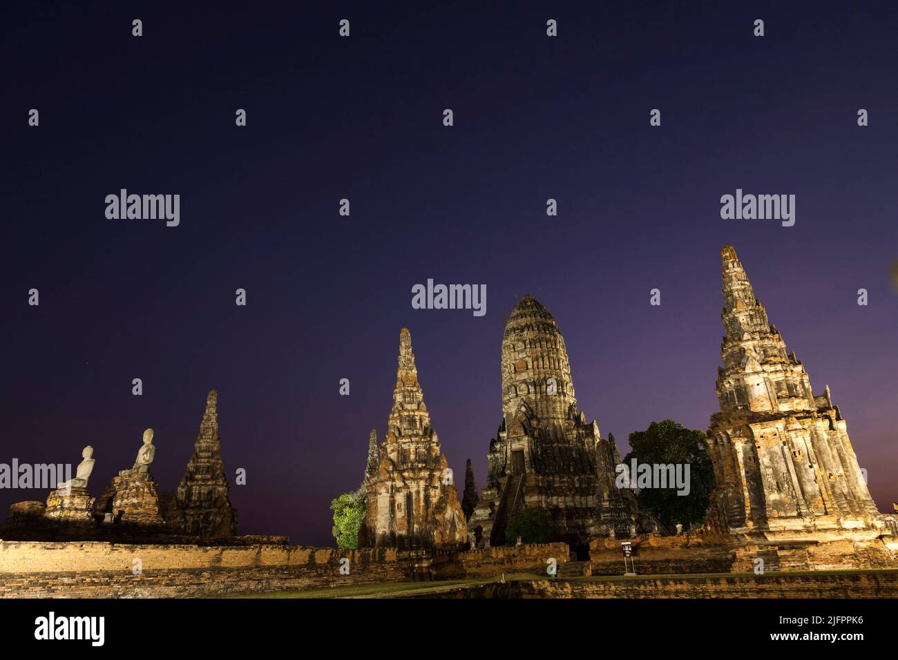 Autthaya Historical Park, Wat Chaiwatthanaram (Chai Wattanaram), Beleuchtung am Abend, Ayutthaya, Thailand, Südostasien, Asien Stockfoto
