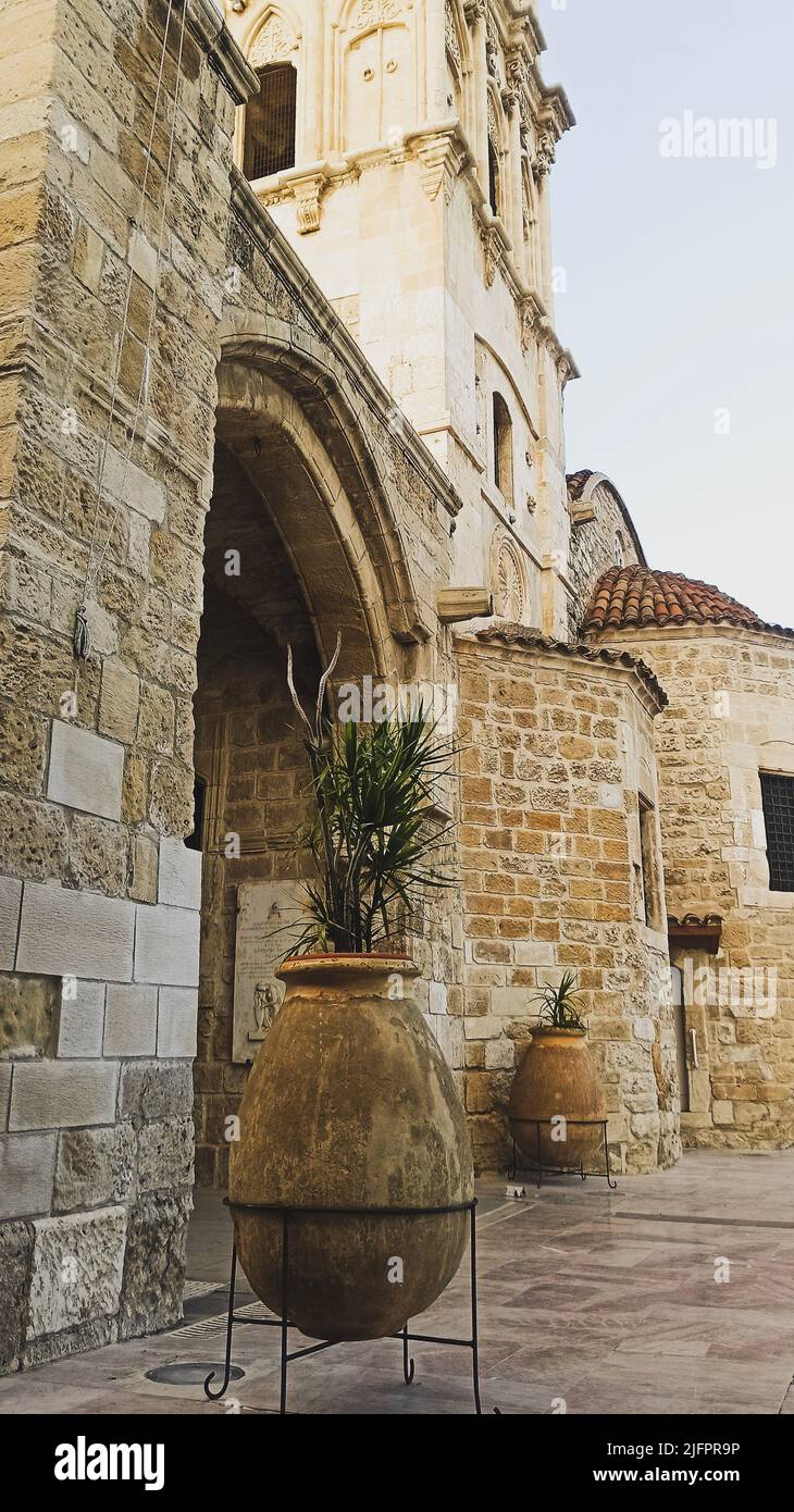 Schöner alter Turm mit Bogen und Pflanzen der St. Lazarus Kirche in Larnaca Stockfoto