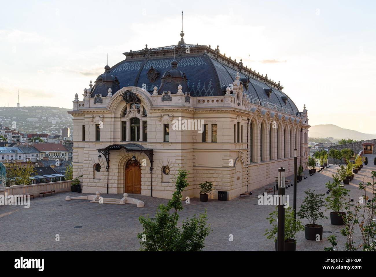 Die wiederaufgebaute Königliche Reithalle im Burgviertel von Budapest, Ungarn Stockfoto