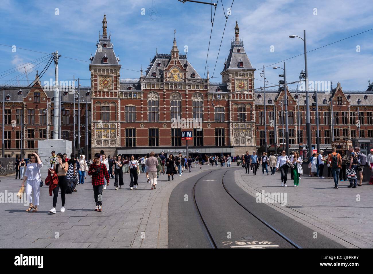 Amsterdam, Niederlande - 21. Juni 2022: Blick auf den Hauptbahnhof in Amsterdam Stockfoto