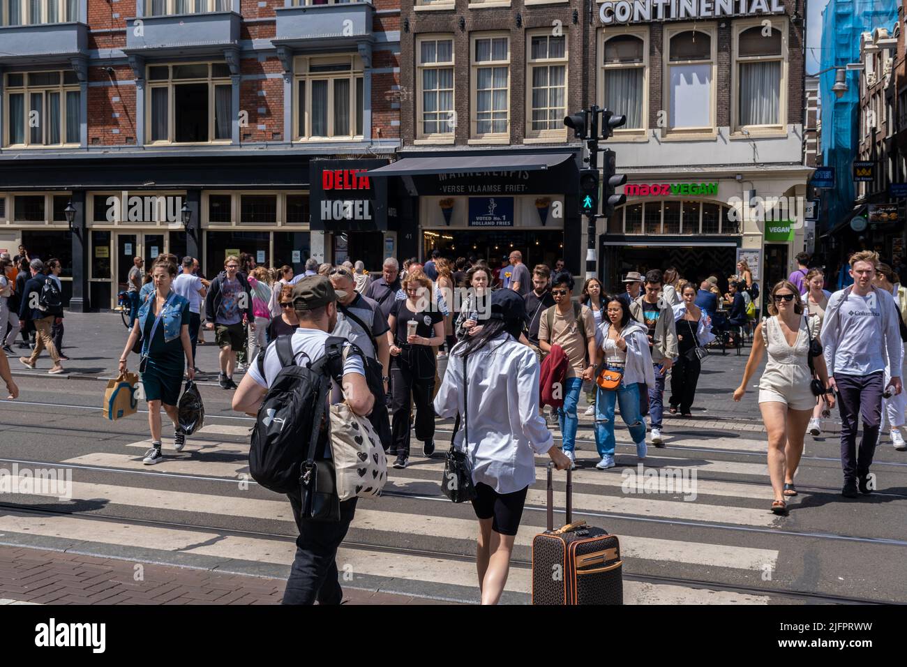 Amsterdam, Niederlande - 21. Juni 2022: Viele Menschen überqueren die Straße in Amsterdam Stockfoto