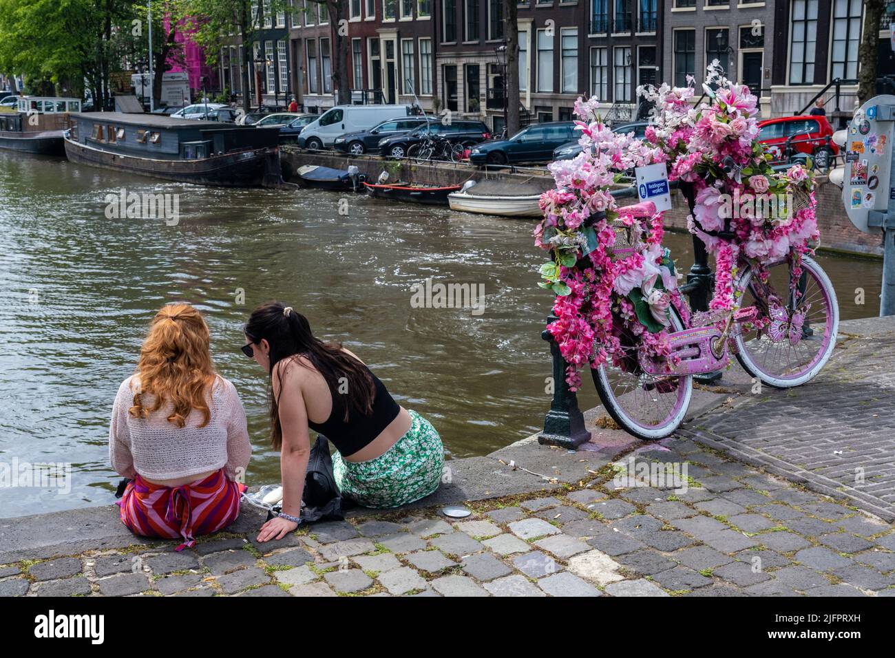 Pink bicycle amsterdam holland -Fotos und Alamy hoher in – -Bildmaterial Auflösung